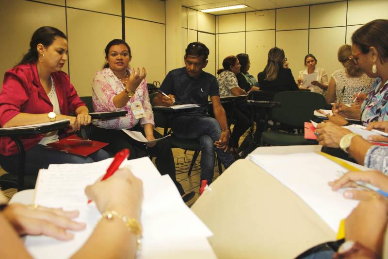 Profissionais que trabalham na Fundação de Atendimento Socioeducativo do Pará (Fasepa) participaram nesta sexta-feira (06), na Escola de Governança Pública do Estado do Pará (EGPA), em Belém, do último dia do encontro Diálogo Temático: “Construindo Novos Parâmetros Técnicos na Socioeducação”, que buscou sistematizar as diretrizes metodológicas do atendimento socioeducativo e reavaliar fluxos de trabalho, para ampliar a qualidade do atendimento socioeducativo. O evento contou com a participação de todos os representantes que atuam nas unidades socioeducativas da Região Metropolitana de Belém, de Marabá (na região sudeste) e Santarém (no oeste). A partir de algumas dinâmicas, os profissionais socializaram desafios e propuseram diferentes possibilidades na mediação e resolução de conflitos dentro das especialidades de cada um, seja em internação, internação provisória e semiliberdade. Após o encontro, um guia técnico será elaborado e vai nortear alguns procedimentos pedagógicos, visando melhorar os indicadores do atendimento socioeducativo no Estado.
FOTO: FRANKLIN SALVADOR / ASCOM FASEPA
DATA: 06.04.2018
BELÉM - PARÁ <div class='credito_fotos'>Foto: FRANKLIN SALVADOR / ASCOM FASEPA | <a href='/midias/2018/originais/878f7297-3a66-4b6a-9471-ba4e532740d4.jpg' download><i class='fa-solid fa-download'></i> Download</a></div>