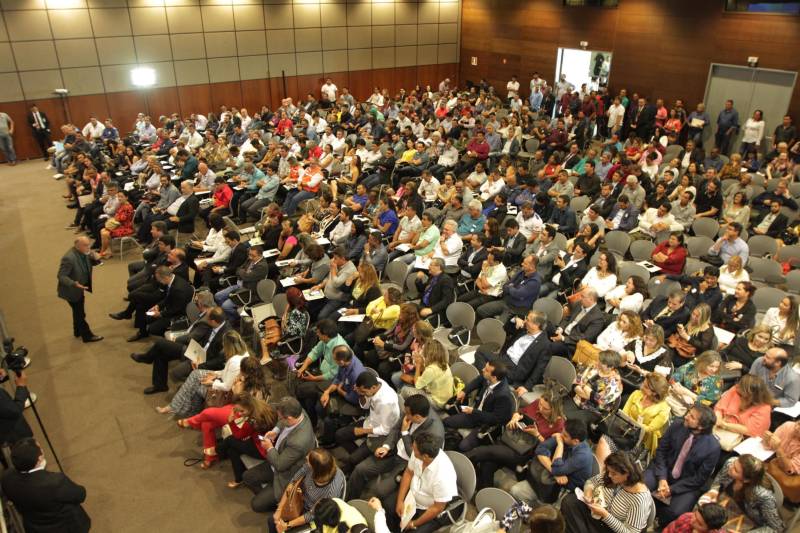 O primeiro dia do Fórum Permanente de Prefeitas e Prefeitos dos Municípios Sustentáveis contou com a participação de 85 prefeitos , 17 vices e 21 secretários municipais dos 141 municípios manifestaram interesse em adotar as diretrizes do programa. Para o governador Simão Jatene (foto), esta grande participação simboliza a união de agentes públicos que colocaram os interesses coletivos acima dos interesses individuais para construir um estado melhor para todos. Com o tema “Gestão Compartilhada”, o evento traz as experiências e os desdobramentos das agendas governamentais que foram planejadas em parceria com as gestões municipais. Através da Secretaria Extraordinária de Municípios Sustentáveis (Semsu) Governo do Pará, por meio da Semsu, investe na capacitação dos municípios para a promoção de uma gestão fiscal eficiente. Para Izabela Jatene, este primeiro dia serviu para sinalizar o quanto os gestores estão preocupados com o equilíbrio da questão fiscal dos municípios e em desenvolver uma governança compartilhada para desenvolver seus municípios.
FOTO: CRISTINO MARTINS / AG. PARÁ
DATA: 07.02.2018
BELÉM - PARÁ <div class='credito_fotos'>Foto: Cristino Martins/Ag. Pará | <a href='/midias/2018/originais/8790679e-666c-4658-ab72-0b60a1724bb3.jpg' download><i class='fa-solid fa-download'></i> Download</a></div>