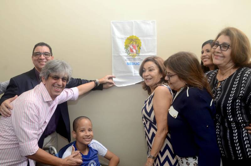 O Distrito de Icoaraci, em Belém, ganhou mais uma escola. Nesta sexta-feira (15), a Secretaria de Estado de Educação (Seduc) inaugurou a obra da Escola Estadual de Ensino Fundamental e Médio Professor Jorge Lopes Raposo. Construída integralmente, a unidade faz parte de um pacote de mais de 100 projetos de novas escolas, reformas e ampliações que a Seduc está executando em 53 municípios. A obra concluída foi recebida como fator motivacional de novo posicionamento da escola no Índice de Desenvolvimento da Educação Básica (Ideb). A inauguração reuniu a comunidade escolar e se transformou numa festa que congregou alunos, professores, dirigentes e os gestores da Seduc, liderados pela secretária Ana Claudia Serruya Hage.
FOTO: ELISEU DIAS / ASCOM SEDUC
DATA: 15.06.2018
BELÉM - PARÁ <div class='credito_fotos'>Foto: Eliseu Dias / Ascom Seduc | <a href='/midias/2018/originais/8791568b-802b-4486-8e65-742396e0a5e4.jpg' download><i class='fa-solid fa-download'></i> Download</a></div>