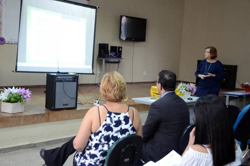 Dirigentes da Secretaria de Estado de Educação (Seduc) se reuniram, nesta segunda-feira (26), com gestores e diretores de escolas das unidades Seduc na Escola (USEs) 7 e 8, em Belém, para encaminhar ações referentes ao ano letivo de 2018. Na reunião, no auditório da Escola Estadual Carlos Guimarães, no bairro da Marambaia, foi detalhada a necessidade de gestão compartilhada entre as escolas e os setores da Seduc visando o enfrentamento de situações adversas ao funcionamento das unidades escolares. O titular da Diretoria de Recursos Técnicos e Imobiliários (DRTI) da Seduc, José Ângelo Miranda, falou sobre as ações de prevenção a eventuais problemas na infraestrutura física das escolas. Ele destacou que o foco principal da DRTI se refere à parte de cobertura, rede elétrica e hidráulica, principais demandas das escolas.
FOTO: RAI PONTES / ASCOM SEDUC
DATA: 26.02.2018
BELÉM - PARÁ <div class='credito_fotos'>Foto: Rai Pontes/Ascom Seduc | <a href='/midias/2018/originais/8791b02d-e438-4298-858c-4c5d638bf487.jpg' download><i class='fa-solid fa-download'></i> Download</a></div>