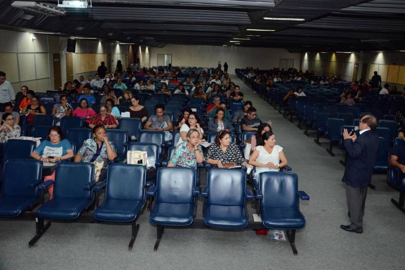 O coordenador de Comunicação da Seduc, jornalista Nélio Palheta (foto), um dos palestrantes do dia, apresentou aos professores, diretores, técnicos e gestores de Unidades Seduc na Escola (USEs) e Unidades Regionais de Educação (UREs) – que acompanharam a programação em tempo real, via webconferência – a palestra “Comunicação e Educação”.
FOTO: ELISEU DIAS / ASCOM SEDUC
DATA: 14.03.2018
BELÉM - PARÁ <div class='credito_fotos'>Foto: Eliseu Dias / Ascom Seduc | <a href='/midias/2018/originais/8794d448-ecf7-4467-a0a5-8e2f8bd6b423.jpg' download><i class='fa-solid fa-download'></i> Download</a></div>
