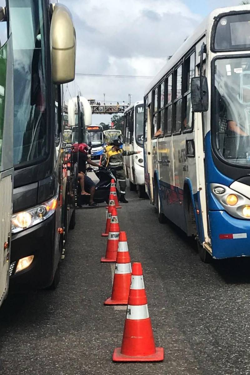 Para garantir maior segurança e tranquilidade no retorno à Região Metropolitana de Belém no feriado prolongado, o governo do Estado adotará uma medida inédita na Rodovia BR-316: a inversão de uma faixa, em sete quilômetros, no sentido de saída da capital, nesta terça-feira (13), das 16 às 22 h, e na quarta-feira (14), das 06 às 14 h. A medida visa permitir a fluidez do tráfego de veículos entre o KM-13, no município de Marituba, próximo ao Instituto de Ensino de Segurança Pública (Iesp), e o KM-06, no município de Ananindeua, no retorno após o posto de serviço da Polícia Rodoviária Federal.
FOTO: ASCOM / NGTM
DATA:13.02.2018
BELÉM - PARÁ <div class='credito_fotos'>Foto: ASCOM NGTM | <a href='/midias/2018/originais/879c440f-fc1e-4996-8a13-f0088386e168.jpg' download><i class='fa-solid fa-download'></i> Download</a></div>
