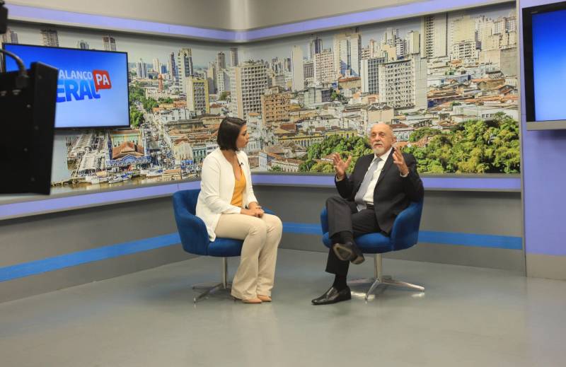 O governador Simão Jatene fez um balanço de seus oito anos de gestão no Pará durante entrevista (foto) na Record, nesta segunda-feira, 31, último dia de seu mandato. Ele falou sobre os investimentos feitos em segurança, saúde, infraestrutura, e o compromisso de, mesmo com a crise, manter o salário dos servidores públicos em dia. De acordo com Jatene, o primeiro desafio é o financeiro. “As pessoas pensam que um orçamento de R$ 24 milhões para o Estado é muito dinheiro, mas dividido por 89 milhões de paraenses, dá menos de R$ 3 mil por mês por habitante”, afirma, ressaltando que na contramão das dificuldades financeiras vivenciadas no país inteiro, deixa a próxima gestão com cerca de R$ 2 bilhões em operação de crédito, seja em contrato assinado, obras em execução ou por iniciar. “Poucos Estados têm isso”.

FOTO: CRISTINO MARTINS / AG. PARÁ
DATA: 31..12.2018
BELÉM - PARÁ <div class='credito_fotos'>Foto: Cristino Martins/Ag. Pará   |   <a href='/midias/2018/originais/87a36c0f-de70-4c56-bf14-035d87d541bb.jpg' download><i class='fa-solid fa-download'></i> Download</a></div>