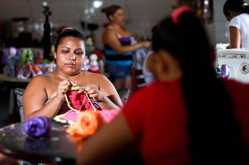 A Cooperativa Social de Trabalho Arte Feminina Empreendedora (Coostafe), que funciona no Centro de Reeducação Feminino de Ananindeua, atingiu a meta de doações e vai ser um dos projetos beneficiados pela campanha “Abrace o Brasil”, realizada pela organização BrazilFoundation. A meta da cooperativa era atingir R$ 8 mil em doações e até a manhã desta terça-feira (27), já tinha arrecadado R$ 8.720.

FOTO: ASCOM SUSIPE
DATA: 27.11.2018
BELÉM - PARÁ <div class='credito_fotos'>Foto: ASCOM SUSIPE   |   <a href='/midias/2018/originais/87a50d2e-f1a5-4d43-b45f-6c5ddfc99580.jpg' download><i class='fa-solid fa-download'></i> Download</a></div>