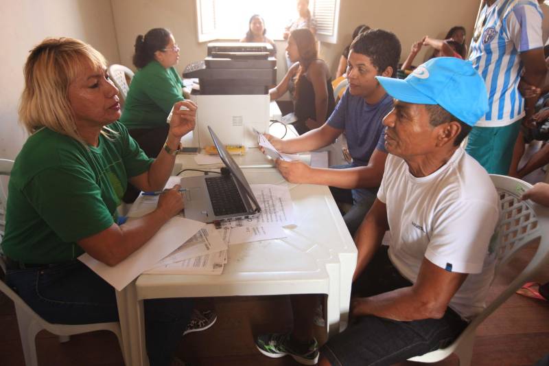 Com o mote “Defensoras e Defensores Públicos pelo direito à documentação pessoal: onde existem pessoas, nós enxergamos cidadãos", a Associação Nacional dos Defensores Públicos (Anadep) lançou, pela primeira vez, a Campanha Nacional na Região Norte. Este ano, a campanha tem por objetivo mostrar à sociedade que a Defensoria Pública pode ajudar o cidadão a obter e/ou retificar a documentação básica. O Mercado Francisco Bolonha, localizado no Complexo Mercado Ver-O-Peso, foi o local escolhido para sediar o evento, nesta sexta-feira (4). Na ocasião, houve um grande mutirão de atendimento ao público (foto), com orientação jurídica e esclarecimento de dúvidas para cerca de 800 cidadãos paraenses. A iniciativa teve o apoio da Defensoria Pública do Estado do Pará, da Associação dos Defensores Públicos do Pará (Adpep-PA) e do Colégio Nacional de Defensores Gerais (Condege).
FOTO: RODOLFO OLIVEIRA / AG. PARÁ
DATA: 04.05.2018
BELÉM - PARÁ <div class='credito_fotos'>Foto: Rodolfo Oliveira/Ag. Pará | <a href='/midias/2018/originais/87b52478-f270-4a13-9b42-1c27431052ed.jpg' download><i class='fa-solid fa-download'></i> Download</a></div>