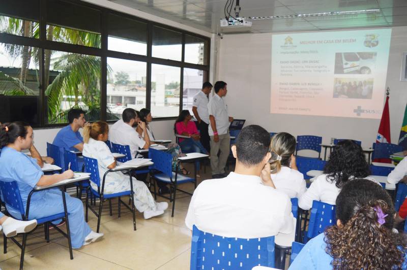 onceito que prioriza o tratamento domiciliar do paciente em condições de receber cuidados em casa, a desospitalização foi tema de uma roda de conversa nesta terça-feira (19), entre profissionais da assistência no Hospital Metropolitano de Urgência e Emergência (HMUE), localizado em Ananindeua, município da Região Metropolitana de Belém, e representantes do Programa Melhor em Casa, durante a programação da III Semana Multiprofissional e a XII Semana de Enfermagem da unidade.
FOTO: ASCOM HMUE
DATA: 19.06.2018
ANANINDEUA - PARÁ <div class='credito_fotos'>Foto: ASCOM HMUE | <a href='/midias/2018/originais/87bb12be-3de3-4562-83e0-81e36fd3fc0e.jpg' download><i class='fa-solid fa-download'></i> Download</a></div>