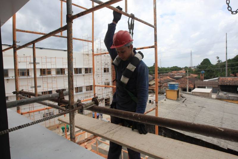 Em Capanema, está sendo construído o Hospital Regional dos Caetés (foto). É mais uma unidade de saúde estratégica na cobertura de alta e média complexidade; atenderá a população de 17 municípios da Região Nordeste
FOTO: SIDNEY OLIVEIRA / AG. PARÁ
DATA: 18.10.2018
CASTANHAL - PARÁ <div class='credito_fotos'>Foto: Sidney Oliveira/Ag. Pará | <a href='/midias/2018/originais/87bbc9f1-5f60-4303-b5c2-10af50783914.jpg' download><i class='fa-solid fa-download'></i> Download</a></div>