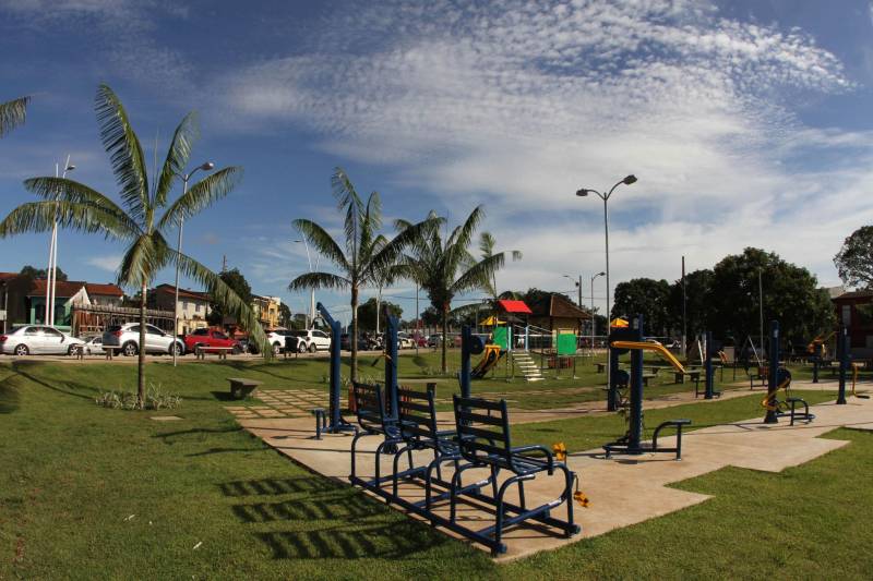 "Agora temos um espaço melhor, mais confortável e seguro para a diversão de nossas crianças e lazer de todos", afirmou Joane Boás, 43 anos. A mãe da pequena Sophia, de 5 anos, comemora ao ver a nova praça da comunidade, no Curió-Utinga, em Belém. O espaço, localizado nas proximidades do Parque Estadual do Utinga, foi entregue oficialmente, neste domingo (01). A cerimônia contou com a presença do governador Simão Jatene, comunidade, entre outras autoridades.
FOTO: CRISTINO MARTINS / AG. PARÁ
DATA: 01.04.2018
BELÉM - PARÁ <div class='credito_fotos'>Foto: Cristino Martins/Ag. Pará | <a href='/midias/2018/originais/87c2895a-63ed-4325-b7cc-df766695f132.jpg' download><i class='fa-solid fa-download'></i> Download</a></div>