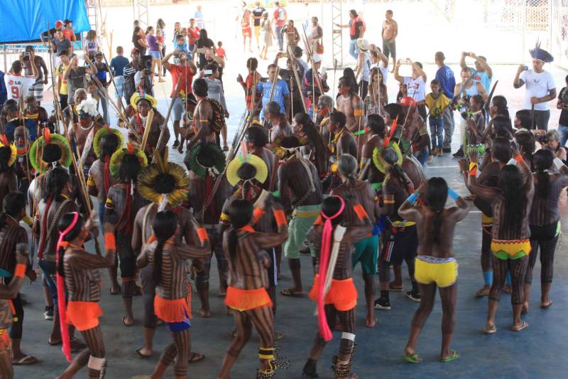 Uma caminhada pelas principais ruas de São Félix do Xingu foi o ponto alto da programação da Semana dos Povos Indígenas nesta quarta-feira (18). Os índios se concentraram em frente à Secretaria Municipal de Cultura, entoando cantos de guerra e dançando na luta por direitos. Uma das principais reivindicações é a retomada de territórios e a gestão ambiental dessas áreas. Durante a passeata, caciques se revezavam proferindo palavras de ordem, enquanto todos seguiam em cadência rumo à Praça do Triângulo, onde ocorre grande parte das atividades. A passeata foi também um protesto contra a exoneração de Franklimberg Ribeiro de Freitas da presidência da Fundação Nacional do Índio (Funai). Ele teria sido demitido pelo presidente Michel Temer a pedido de deputados da bancada ruralista, em Brasília.
FOTO: RODOLFO OLIVEIRA / AG. PARÁ
DATA: 18.04.2018
SÃO FÉLIX DO XINGU - PARÁ <div class='credito_fotos'>Foto: Rodolfo Oliveira/Ag. Pará | <a href='/midias/2018/originais/87d7b501-410b-40c0-9219-70aaece37654.jpg' download><i class='fa-solid fa-download'></i> Download</a></div>