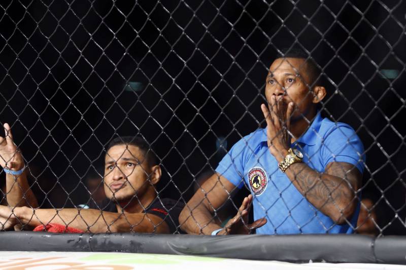 O mundo do MMA conheceu neste sábado os novos guerreiros paraenses. Dos 34 lutadores que entraram no octógono do Jungle Fight 93, 31 representaram o estado. Destaque para Ivanildo Monstrinho e Francisco Figueiredo, que conquistaram os cinturões interinos das categorias 57kg e 61kg, respectivamente, diante do público que lotou o Centro de Convenções da Amazônia – Hangar, com apoio da Secretaria de Estado de Esporte e Lazer.
FOTO: THIAGO GOMES / AG. PARÁ
DATA: 28.04.2018
BELÉM - PARÁ <div class='credito_fotos'>Foto: Thiago Gomes /Ag. Pará | <a href='/midias/2018/originais/87db1c19-f8ce-4b12-bc05-21534c4f3269.jpg' download><i class='fa-solid fa-download'></i> Download</a></div>