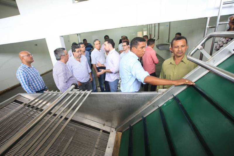 Fica no Pará a cidade que é conhecida como a capital mundial do açaí. Igarapé-Miri, no Baixo Tocantins, localizada a cerca de 78 quilômetros de Belém, respira e vive do fruto que está na mesa do paraense há gerações. Com o desafio de transformar essa meca da produção açaizeira em uma potência industrial, o governo do Estado colocou o município na rota da Caravana Pará 2030, para apresentar aos empresários e produtores locais os benefícios de fazer parte do programa que traça novos horizontes e mercados para o açaí nosso de todo dia. Na última passagem da caravana por Igarapé-Miri, no mês passado, pelo menos sete empresas que hoje extraem a polpa do açaí buscaram informações junto à Secretaria de Estado de Desenvolvimento Econômico, Mineração e Energia (Sedeme) para saber mais sobre o programa de incentivos fiscais cujo objetivo é estimular a verticalização da produção. No município, três já são incentivadas: Amazon Palmitos Ltda., Nutrilatino Indústria e Comércio de Exportação e Importação Ltda. e Bony Açaí (foto). As empresas que aderem ao programa recebem incentivo fiscal de até 95% e, em contrapartida, se comprometem a colocar no mercado produtos de maior valor agregado. “Precisamos deixar de ser um Estado meramente exportador de açaí in natura ou em polpa para nos tornarmos também um expoente na indústria. Hoje, grande parte do nosso fruto sai do Pará para ser industrializado em outros Estados. Ao trazer esse processo para cá, estaremos gerando empregos locais e promovendo o desenvolvimento”, defende o titular da Sedeme, Adnan Demachki.
FOTO: RODOLFO OLIVEIRA / AG. PARÁ
DATA: 16.03.2018
IGARAPÉ - MIRI - PARÁ <div class='credito_fotos'>Foto: Rodolfo Oliveira/Ag. Pará | <a href='/midias/2018/originais/87dd19fc-7983-41ba-95d8-118bfdf70ebd.jpg' download><i class='fa-solid fa-download'></i> Download</a></div>