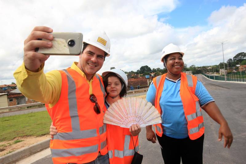 Alunos com deficiência atendidos pela Fundação Pestalozzi do Pará (FPPA) visitaram na manhã desta quinta-feira (3) as obras de prolongamento da Avenida João Paulo II, acompanhados por familiares, pela coordenadora da Fundação, Inês Pereira, e professores da Universidade da Amazônia (Unama), que fizeram a interlocução com o Núcleo de Gerenciamento de Transporte Metropolitano (NGTM), responsável pela obra.
FOTO: ROLDOFO OLIVEIRA / AG. PARÁ
DATA: 03.05.2018
BELÉM - PARÁ <div class='credito_fotos'>Foto: Rodolfo Oliveira/Ag. Pará | <a href='/midias/2018/originais/87e3c98d-e175-4181-bfa6-fd5d5633aafd.jpg' download><i class='fa-solid fa-download'></i> Download</a></div>