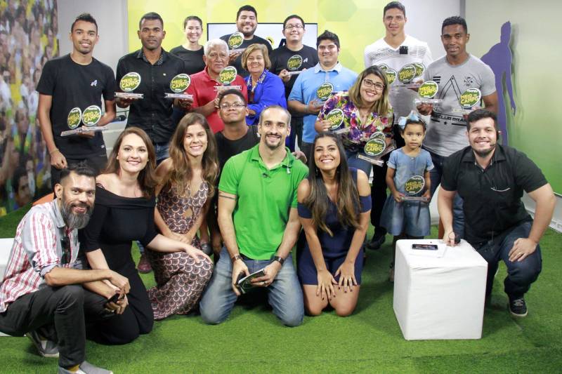 Uma noite de emoção e muita descontração. Assim foi a entrega da sexta edição do "Troféu Meio de Campo" na noite desta segunda-feira (9) no programa "Meio de Campo", da TV Cultura do Pará. Foram premiados os melhores jogadores do Banparazão 2018, eleitos pelos internautas no Portal Cultura durante votação online. O Clube do Remo, campeão do Banparazão 2018, também garantiu troféu do programa. Já o ex-jogador do Paysandu, Ércio, foi o grande homenageado desta edição do troféu.
FOTO: CAMILA LIMA / PORTAL CULTURA
DATA: 09.04.2018
BELÉM - PARÁ <div class='credito_fotos'>Foto: CAMILA LIMA / PORTAL CULTURA | <a href='/midias/2018/originais/87f227a2-6d19-482b-a9a0-93b12be6ce95.jpg' download><i class='fa-solid fa-download'></i> Download</a></div>