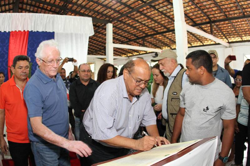 Cento e dezoito famílias da comunidade quilombola do Caeté, no município de Abaetetuba, no nordeste do Estado, foram beneficiadas com um título coletivo de terra. Com o documento, o Governo do Estado, por meio do Instituto de Terras do Pará (Iterpa), reconhece o direito de uma população que há décadas ocupa e trabalha na área. A cerimônia de entrega ocorreu na manhã deste sábado (24), no Centro Comunitário, e contou com a participação do governador Simão Jatene. A área titulada corresponde a cerca de 1.400 hectares. Agora, devidamente respaldadas, as famílias poderão ter acesso a empréstimos, políticas públicas, entre outros benefícios que possibilitam o desenvolvimento da sua produção e a continuidade de suas tradições. “Com o documento de terra a comunidade passa a ter segurança jurídica e acesso a créditos, financiamentos e outros benefícios que antes não lhes era permitido. Além disso, agora eles poderão produzir com mais segurança, mantendo a terra entre as futuras gerações”, afirmou o governador Simão Jatene. Na foto, o deputado estadual Nilson Pinto.
FOTO: CRISTINO MARTINS / AG. PARÁ
DATA: 24.03.2018
ABAETETUBA - PARÁ
<div class='credito_fotos'>Foto: Cristino Martins/Ag. Pará | <a href='/midias/2018/originais/87f76d6f-c1d8-4465-83fa-3e67c6372a4b.jpg' download><i class='fa-solid fa-download'></i> Download</a></div>