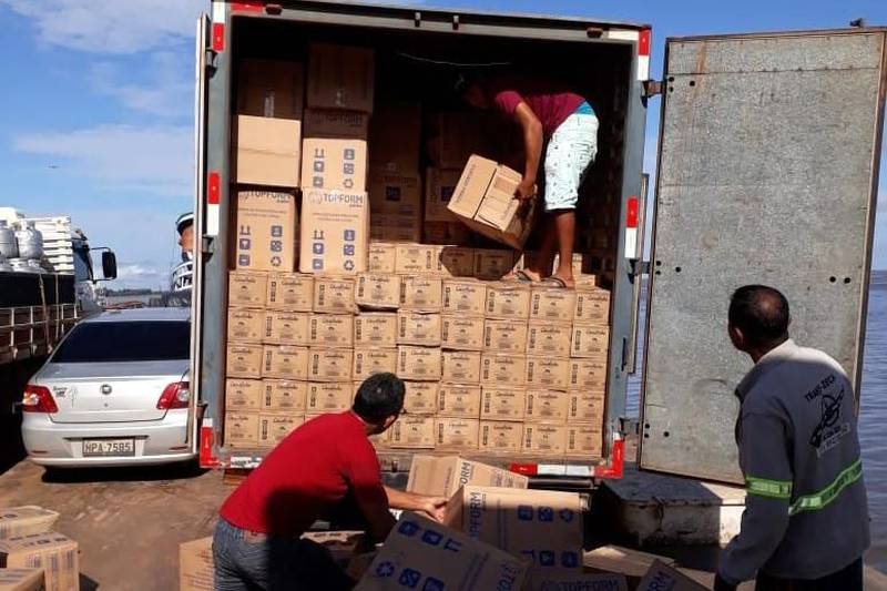 Equipes de fiscalização da Secretaria da Fazenda do Pará (Sefa) sediadas na coordenação de Mercadorias em Trânsito da Base Candiru, no porto de Óbidos, apreenderam, no sábado, 26, balsa que transportava caminhão contendo 633 caixas de conhaque, num total de 7.596 garrafas; 200 caixas de cachaça, totalizando 2.400 garrafas pet de 490ml, e 160 caixas de copos descartáveis, tudo sem nota fiscal, procedente de Santarém e com destino a Juruti.
FOTO: ASCOM SEFA
DATA: 26.05.2018
ÓBIDOS - PARÁ <div class='credito_fotos'>Foto: Ascom Sefa | <a href='/midias/2018/originais/87f7e384-e63c-46fb-a48f-70694a2943e3.jpg' download><i class='fa-solid fa-download'></i> Download</a></div>