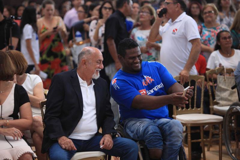 Um espaço moderno, com atendimento de alta qualidade. Assim é o Centro Integrado de Inclusão e Reabilitação (CIIR), inaugurado pelo Governo do Estado na tarde desta quarta-feira (30). O centro integra vários serviços em um único local. Da assistência médica, odontológica, passando pela reabilitação, capacitação, oficinas para produção de próteses e serviço de apoio e diagnósticos em crianças, jovens e adultos com deficiência no Estado do Pará. Localizado na rodovia Arthur Bernardes, em Belém, às margens da Baía do Guajará, o Centro Integrado é o primeiro na região Norte e fica em uma área total de mais de 40 mil metros quadrados. A obra foi iniciada em março de 2014 e está orçada em mais de R$ 32 milhões, recursos do tesouro estadual. O CIIR faz parte das ações previstas pelo Governo do Estado ampliando os serviços já oferecidos pela Secretaria de Estado de Saúde Pública (Sespa).
FOTO: THIAGO GOMES / AG. PARÁ
DATA: 30.05.2018
BELÉM - PARÁ <div class='credito_fotos'>Foto: Thiago Gomes /Ag. Pará | <a href='/midias/2018/originais/87f91e58-3f5c-4290-91db-a8ddfbf75908.jpg' download><i class='fa-solid fa-download'></i> Download</a></div>