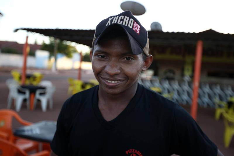 Para os próximos meses, outros sete quilômetros de asfalto serão aplicados nessas vias, contemplando os bairros do Bananal, Centro e Vila Nova. “Para nós, que temos ou trabalhamos no comércio, é uma felicidade”, diz Samuel Silva (foto), gerente de um restaurante no centro da cidade. “Os clientes chegavam aqui e encontravam as cadeiras sujas de poeira, agora isso mudou e a frequência na lanchonete aumentou”, completa Samuel.
FOTO: ANTONIO SILVA / AG. PARÁ
DATA: 25.06.2018
FLORESTA DO ARAGUAIA - PARÁ <div class='credito_fotos'>Foto: Antônio Silva/Ag. Pará | <a href='/midias/2018/originais/8821dec9-6793-4d57-b42d-6b38028881e1.jpg' download><i class='fa-solid fa-download'></i> Download</a></div>