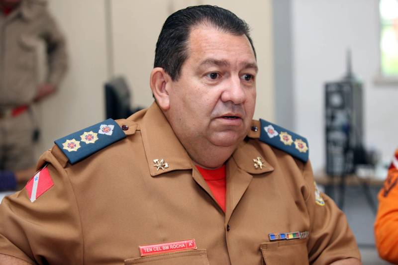 O Corpo de Bombeiros Militar do Pará também atua com um projeto de responsabilidade social que oferece perspectivas às crianças e adolescentes. O “Escola da Vida” começou no quartel da Cremação em 1993, com apenas 20 alunos. Hoje, alcança 3.200 alunos matriculados e distribuídos em 25 polos pelo Estado. Mais de 25 mil crianças já passaram pelo projeto que oferece informações, orientações, treinamento, educação e base de apoio para a formação do cidadão. Dos 25 polos do Projeto Escola da Vida, cinco estão em Belém, nos bairros da Cremação e Val de Cans, além de Icoaraci, Outeiro e Mosqueiro, funcionando dentro dos quartéis. Na foto, o tenente-coronel Elias Rocha, coordenador geral do Escola da Vida.
FOTO: SIDNEY OLIVEIRA / AG. PARÁ
DATA: 11.05.2018
BELÉM - PARÁ <div class='credito_fotos'>Foto: Sidney Oliveira/Ag. Pará | <a href='/midias/2018/originais/88256841-597f-4356-8698-f6a13cb5b072.jpg' download><i class='fa-solid fa-download'></i> Download</a></div>