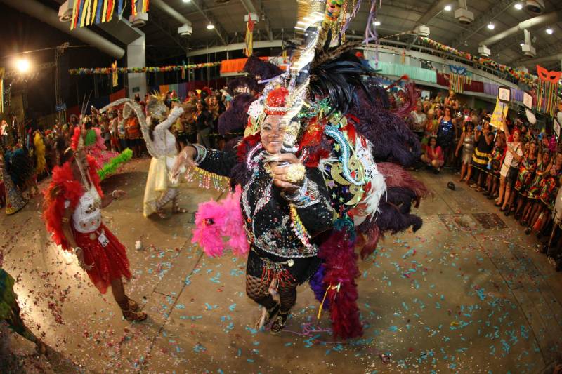 Mais de quatro mil idosos caíram na folia na tarde desta quarta-feira (7), durante o 18° Baile Carnavalesco da Melhor Idade, do projeto Vida Ativa, executado pela Secretaria de estado de Esporte e Lazer (Seel). Uma das grandes atrações foi o concurso que escolheu a “Rainha das Rainhas” da terceira idade, título que este ano ficou com a candidata Lindaura Cardoso, de 63 anos.
FOTO: CARLOS SODRÉ / AG. PARÁ
DATA: 07.02.2018
BELÉM - PARÁ <div class='credito_fotos'>Foto: CARLOS SODRÉ / AG. PARÁ | <a href='/midias/2018/originais/882a99ed-5bf3-495f-b724-57b8526ae74a.jpg' download><i class='fa-solid fa-download'></i> Download</a></div>