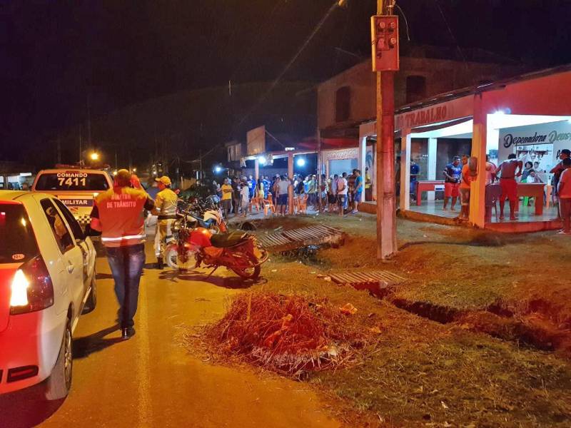 As Polícias Civil e Militar intensificaram as operações de prevenção e combate ao crime em Santa Izabel do Pará (foto), na Região Metropolitana de Belém (RMB). Durante as ações policiais realizadas nos últimos dias, seis pessoas foram presas em flagrante. Cinco delas envolvidas em tráfico de drogas. Outra pessoa foi presa após tentar cometer homicídio na região. Além dos presos, drogas foram apreendidas. As operações também foram responsáveis pela fiscalização de bares e festas dançantes na cidade. O balanço foi divulgado nesta sexta-feira, 11. De acordo com o delegado Augusto Damasceno, titular da Seccional de Santa Izabel do Pará, as operações contaram com parceria do Departamento Municipal de Trânsito para realização de abordagens e fiscalização de estabelecimentos na cidade. "Vários veículos foram fiscalizados. Onze bares foram fiscalizados. Três bares foram fechados por não estarem legalizados. Foi fechada uma festa dançante que ocorria na Vila de Americano, porque o estabelecimento não possuía condições de segurança. Duas adolescentes foram encontradas no local", detalha o delegado. O Conselho Tutelar de Santa Izabel do Pará foi acionado e o responsável pelo evento foi conduzido para a Seccional de Polícia.
FOTO: ASCOM / POLÍCIA CIVIL
DATA: 11.05.2018
SANTA IZABEL- PARÁ <div class='credito_fotos'>Foto: Ascom / Polícia Civil | <a href='/midias/2018/originais/882bcc64-5365-4b66-a8f7-14e41fc8b6cd.jpg' download><i class='fa-solid fa-download'></i> Download</a></div>