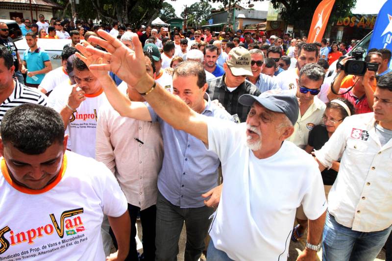 O governador Simão Jatene, na manhã deste sábado (14), no município de Castanhal, nordeste do Pará, assinou oficialmente a lei que regulamenta o serviço de transporte alternativo intermunicipal de passageiros. A cerimônia ocorreu no ginásio Loyola Passarinho.

FOTO: CRISTINO MARTINS / AG. PARÁ
DATA: 14.04.2018
CASTANHAL - PARÁ <div class='credito_fotos'>Foto: Cristino Martins/Ag. Pará   |   <a href='/midias/2018/originais/88401313-9f79-4434-b7cf-3c9cc2feb789.jpg' download><i class='fa-solid fa-download'></i> Download</a></div>
