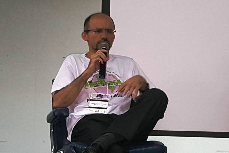 Com o apoio da Secretaria de Estado de Saúde Pública (Sespa), aconteceu neste sábado (24), o 2º Simpósio Norte-Brasileiro de Epilepsia, no Centro Cultural Tancredo Neves. Além de divulgar o dia mundial de conscientização da Epilepsia, em 26 de março – conhecido como Purple Day (“Dia Roxo”) – o evento fez um panorama atual da atenção ao paciente epiléptico no Estado. Com o tema “Epilepsia no Pará: Passado, Presente e Futuro”, o simpósio também discutiu os avanços da ciência na identificação e tratamento da epilepsia, o sistema de atendimento aos pacientes, avanços tecnológicos na cirurgia da epilepsia, a realidade no Sistema Único de Saúde (SUS), entre outros assuntos. Na foto, o neurocirurgião especialista em epilepsia, Francinaldo Gomes, do Hospital Ophir Loyola.
FOTO: CARLA FISCHER / ASCOM SESPA
DATA: 24.03.2018
BELÉM - PARÁ <div class='credito_fotos'>Foto: CARLA FISCHER / ASCOM SESPA | <a href='/midias/2018/originais/885960d7-9c0d-4fdc-bebd-c08711950e07.jpg' download><i class='fa-solid fa-download'></i> Download</a></div>