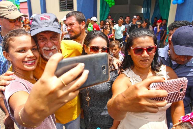 "Agora a população terá um lugar mais organizado, com mais higiene para comprar seu pescado e a sua carne. E pra gente que possui restaurante é melhor ainda, pois além da facilidade de adquirir os alimentos, o mercado também atrai clientes", comemorou Jaqueline Cardoso, 20 anos, que possui um ponto de venda de comidas em frente ao Mercado Municipal José Noronha Monteiro, no distrito de Boa Vista, em Quatipuru, no nordeste paraense. O espaço foi entregue oficialmente à população nesta segunda-feira (19), assim como as obras de pavimentação asfáltica da PA-446 e de cinco pontes em concreto ao longo da rodovia. A cerimônia contou com a presença do governador Simão Jatene, parlamentares, prefeitos da região entre outras autoridades locais. "Essas são importantes obras que vão beneficiar não só a população de Quatipuru, mas de toda a região. E faço questão de ressaltar que em todas elas existe o dinheiro dos impostos que todos nós paraenses pagamos. Esse é o retorno que fazemos questão de dar à população. Nós gestores somos apenas instrumentos desse grande desenvolvimento, quem financia é o povo", afirmou o governador Simão Jatene.
FOTO: CRISTINO MARTINS / AG. PARÁ
DATA: 19.03.2018
QUATIPURU - PARÁ <div class='credito_fotos'>Foto: Cristino Martins/Ag. Pará | <a href='/midias/2018/originais/885a74bf-1c62-4a7a-97f8-6ef82104b382.jpg' download><i class='fa-solid fa-download'></i> Download</a></div>