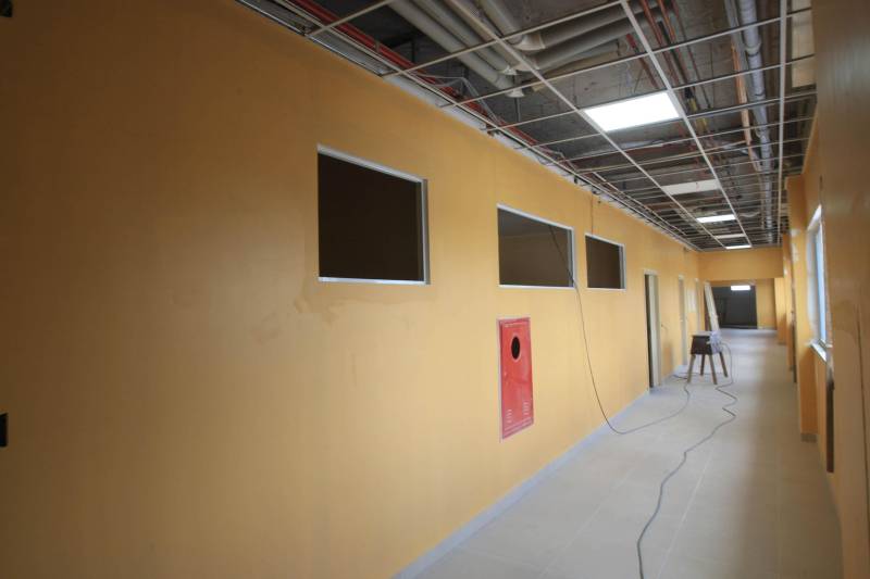 A região nordeste do Estado vai contar com mais uma opção em atendimento de saúde de alta complexidade em pouco tempo. O Governo do Estado está finalizando a execução dos serviços do moderno Hospital Regional Público dos Caetés (foto), no município de Capanema, que entra na fase final para repasse à Secretaria de Estado de Saúde Pública – Sespa, responsável pelo funcionamento da nova casa de saúde. A previsão da Secretaria de Obras para finalizar o projeto é até o final de 2018, somando investimentos de R$37 milhões - recursos do tesouro do estadual, sendo R$ 25 milhões para obras físicas e R$ 12 milhões para aquisição de equipamentos. Após a entrega do Hospital, não apenas a população de Capanema, mais de outros 17 municípios próximos passarão a contar com estrutura de atendimento médico com 60 leitos, sendo 10 de UTI adulto e outros 10 de UTI neonatal, além de consultórios, centro cirúrgico com três salas transfusional, laboratório e banco de leite, entre outros serviços médicos.
FOTO: SIDNEY OLIVEIRA / AG. PARÁ
DATA:17.10.2018
CAPANEMA - PARÁ
<div class='credito_fotos'>Foto: Sidney Oliveira/Ag. Pará | <a href='/midias/2018/originais/8861b68d-df13-4008-9bcd-2d117d5d7d8b.jpg' download><i class='fa-solid fa-download'></i> Download</a></div>