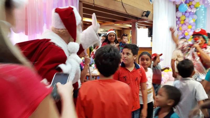 Cerca de 60 crianças (foto) com doenças hematológicas e que fazem acompanhamento na Fundação Centro de Hemoterapia e Hematologia do Pará (Hemopa) tiveram uma quinta-feira especial. Com direito a muitas brincadeiras, animação, Papai Noel e presentes, elas participaram de uma Festa de Natal em um parque infantil. A ação é resultado do trabalho de humanização da Fundação e tudo, do espaço aos presentes, foi fruto do voluntariado.

FOTO: ASCOM / HEMOPA
DATA: 20.12.2018
BELÉM - PARÁ <div class='credito_fotos'>Foto: Ascom Hemopa   |   <a href='/midias/2018/originais/88628881-fdfb-4df3-b735-13064072d461.jpg' download><i class='fa-solid fa-download'></i> Download</a></div>