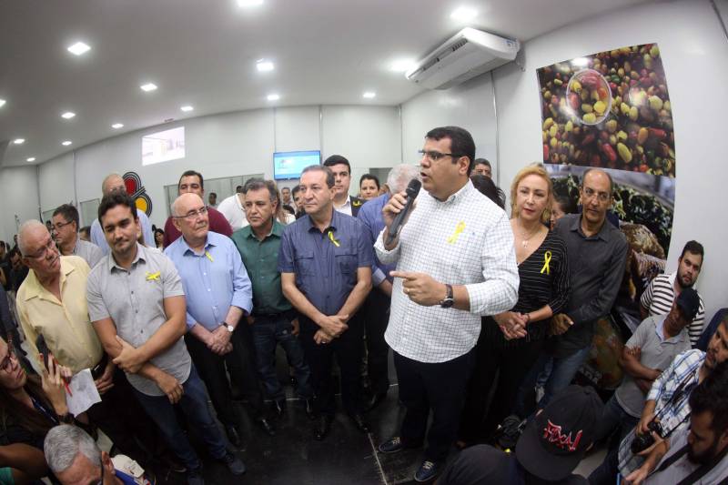 “Fiz questão de trazer minha filha para seu primeiro exercício de cidadania que é ter uma carteira de identidade, ainda mais em um local como este, que permite resolvermos várias pendências com mais conforto e praticidade”, comemorou o senhor Genival de Oliveira, 40 anos, pai da pequena Gabrielle, 8 anos. A família de seu Genival é uma das milhares que serão beneficiadas no município de Parauapebas, no sudeste paraense, com orientações e serviços de diversos órgãos estaduais em um único local: a Estação Cidadania. O espaço, localizado no Shopping Karajás, foi entregue oficialmente à população na manhã deste sábado (19). A cerimônia contou com a presença de secretários de Estado, parlamentares, entre outras autoridades locais. Esta é a segunda Estação Cidadania da região. A primeira é a de Marabá.
FOTO: THIAGO GOMES / AG. PARÁ
DATA: 19.05.2018
PARAUAPEBAS - PARÁ <div class='credito_fotos'>Foto: Thiago Gomes /Ag. Pará | <a href='/midias/2018/originais/88647de8-cfdb-418a-a934-58db08c44d21.jpg' download><i class='fa-solid fa-download'></i> Download</a></div>