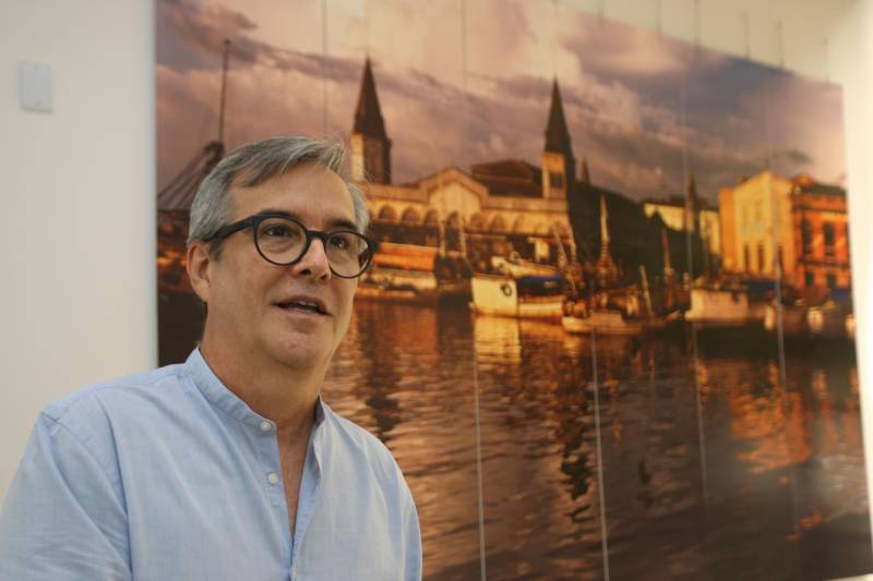 Fotografias que datam desde 1985, mostrando as várias sedes da Procuradoria-Geral do Estado (PGE) ao longo da história, além de locais típicos de Belém e diversas cenas do dia a dia da cidade. Um trabalho que resulta do olhar artístico de Luiz Braga, adquirido pela PGE em 1997 e já totalmente restaurado. Na última quarta-feira (12), as obras foram entregues, na sede da instituição, pelo próprio Luiz Braga, momento que também marcou a instalação oficial da Curadoria de Arte. Na foto, o artista Luiz Braga.

FOTO: SIDNEY OLIVEIRA / AG. PARÁ
DATA: 14.12.2018
BELÉM - PARÁ <div class='credito_fotos'>Foto: Sidney Oliveira/Ag. Pará   |   <a href='/midias/2018/originais/886fdf28-82a0-4c44-8b7d-947b6b944857.jpg' download><i class='fa-solid fa-download'></i> Download</a></div>