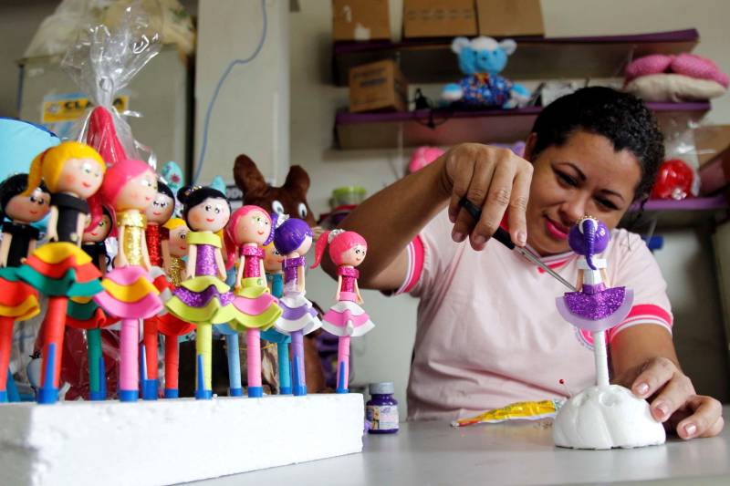 A Cooperativa Social de Trabalho Arte Feminina Empreendedora (Coostafe), que funciona há quase quatro anos dentro do Centro de Recuperação Feminino (CRF), em Ananindeua, está mais próxima de se tornar uma grande empresa. A partir deste mês, através de um convênio firmado com lojistas da cidade, os produtos serão comercializados em um shopping local. Além disso, funcionários serão contratados e também será emitido um número maior de notas fiscais. Na foto, a detenta Kátia Ferreira, de 38 anos.
FOTO: AKIRA ONUMA / ASCOM SUSIPE
DATA: 02.03.2018
BELÉM - PARÁ <div class='credito_fotos'>Foto: Akira Onuma / Ascom Susipe | <a href='/midias/2018/originais/8870e3f2-caf8-4837-92a3-d77bbf358637.jpg' download><i class='fa-solid fa-download'></i> Download</a></div>