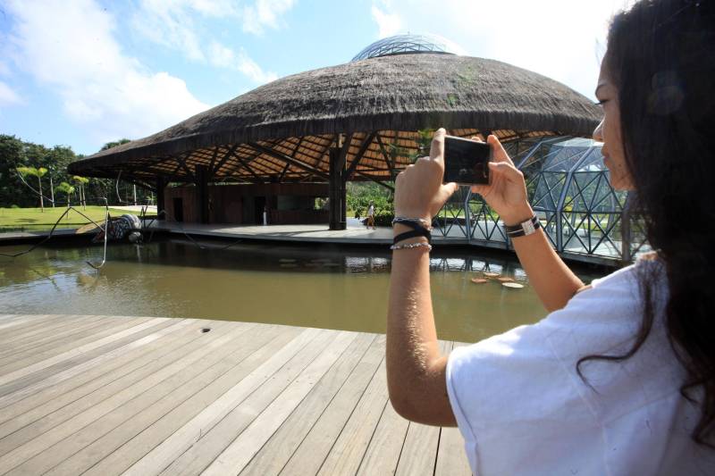 Observar seu entorno e aprimorar o próprio olhar. Este é o princípio da oficina de fotografia ministrada pelo fotojornalista Sidney Oliveira, que desde a última segunda-feira, 5, está no Centro Comunitário da Comunidade Pantanal, no bairro do Curió-Utinga, onde 17 jovens participam do Projeto Biizu, que abriu assim suas atividades de 2018.
FOTO: RODOLFO OLIVEIRA / AG. PARÁ
07.03.2018
BELÉM - PARÁ <div class='credito_fotos'>Foto: Rodolfo Oliveira/Ag. Pará | <a href='/midias/2018/originais/8876e35c-5407-402a-a035-591588fe1caa.jpg' download><i class='fa-solid fa-download'></i> Download</a></div>