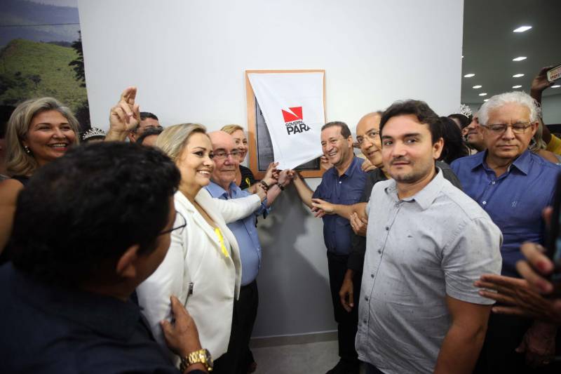 “Fiz questão de trazer minha filha para seu primeiro exercício de cidadania que é ter uma carteira de identidade, ainda mais em um local como este, que permite resolvermos várias pendências com mais conforto e praticidade”, comemorou o senhor Genival de Oliveira, 40 anos, pai da pequena Gabrielle, 8 anos. A família de seu Genival é uma das milhares que serão beneficiadas no município de Parauapebas, no sudeste paraense, com orientações e serviços de diversos órgãos estaduais em um único local: a Estação Cidadania. O espaço, localizado no Shopping Karajás, foi entregue oficialmente à população na manhã deste sábado (19). A cerimônia contou com a presença de secretários de Estado, parlamentares, entre outras autoridades locais. Esta é a segunda Estação Cidadania da região. A primeira é a de Marabá.
FOTO: THIAGO GOMES / AG. PARÁ
DATA: 19.05.2018
PARAUAPEBAS - PARÁ <div class='credito_fotos'>Foto: Thiago Gomes /Ag. Pará | <a href='/midias/2018/originais/887b49a6-8a1b-4a2a-be32-430b2496fe29.jpg' download><i class='fa-solid fa-download'></i> Download</a></div>