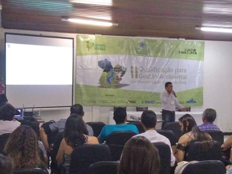A II Qualificação para Gestão Ambiental dos Municípios do Pará (foto) iniciou na manhã desta segunda-feira, 25, no polo do município de Marabá, sudeste paraense. A ação segue até sexta-feira, 29, no Hotel Itacaiúnas. O evento é promovido e coordenado pela Secretaria de Meio Ambiente e Sustentabilidade (Semas) e o Programa Municípios Verdes, com apoio financeiro do Fundo Amazônia e gestão do Banco Nacional de Desenvolvimento Econômico e Social (BNDES).
FOTO: ASCOM / SEMAS
DATA: 25.06.2018
MARABÁ - PARÁ <div class='credito_fotos'>Foto: ASCOM SEMAS | <a href='/midias/2018/originais/8888eb0f-19e1-42bb-aff3-944632f254da.jpg' download><i class='fa-solid fa-download'></i> Download</a></div>