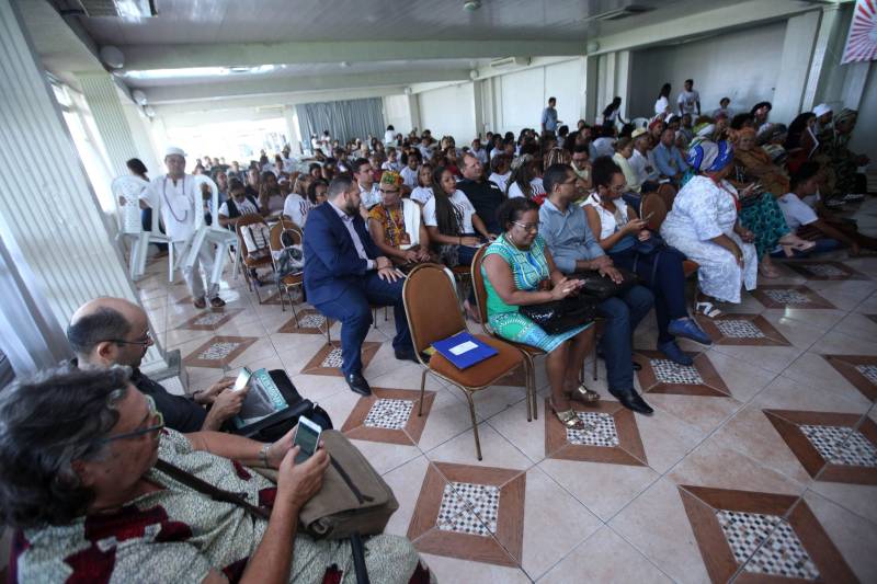 Mais de 400 lideranças de povos tradicionais de matrizes africanas, remanescentes quilombolas e indígenas estão reunidos em Belém, em um hotel da cidade, para a IV Conferência Estadual de Promoção da Igualdade Racial (Conepir).
FOTO: RODOLFO OLIVEIRA / AG. PARÁ
DATA: 28.03.2018
BELÉM - PARÁ <div class='credito_fotos'>Foto: Rodolfo Oliveira/Ag. Pará | <a href='/midias/2018/originais/88975d36-da73-4ec5-aec2-c72583cdc0a3.jpg' download><i class='fa-solid fa-download'></i> Download</a></div>