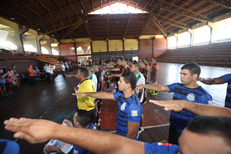 Mais de 300 policiais militares, de diversas localidades do Pará, participam neste sábado (3) e no domingo (4) da II Copa de Futsal da Casa Militar da Governadoria, em comemoração aos 101 anos de criação do órgão. Quarenta equipes participam do torneio, sendo 32 masculinas, quatro femininas, duas sub-16 e duas sub-13, as duas últimas formadas por alunos da escolinha de futsal da PM, que ensina a filhos de militares técnicas e regras da prática esportiva.
FOTO: RODOLFO OLIVEIRA / AG. PARÁ
DATA: 03.03.2018
BELÉM - PARÁ <div class='credito_fotos'>Foto: Rodolfo Oliveira/Ag. Pará | <a href='/midias/2018/originais/889839d9-0628-4a45-aeeb-a3bbf3c94e93.jpg' download><i class='fa-solid fa-download'></i> Download</a></div>