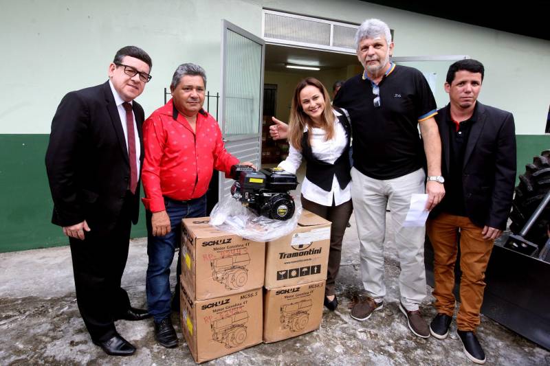 Com o propósito de fortalecer o trabalho do pequeno agricultor, o Governo do Pará, por meio da Secretaria de Estado de Desenvolvimento Agropecuário e da Pesca (Sedap), entregou mais de R$ 4 milhões em equipamentos e veículos agrícolas a 36 municípios. Pescadores de São Caetano de Odivelas, também no nordeste paraense, foram beneficiados com 20 rabetas longas, de 2,20 metros. O prefeito Mauro Rodrigues (conhecido por Macalé/foto) destacou a importância da parceria que contempla diversos municípios.
FOTO: SIDNEY OLIVEIRA / AG. PARÁ
DATA: 13.05.2018
BELÉM - PARÁ <div class='credito_fotos'>Foto: Sidney Oliveira/Ag. Pará | <a href='/midias/2018/originais/889aadd8-e3c6-42d6-9e51-8ce64b8a3a0e.jpg' download><i class='fa-solid fa-download'></i> Download</a></div>