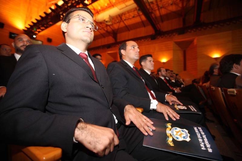 O Pará vai voltar a ter um delegado de polícia para cada município. A posse de 149 novos delegados da Polícia Civil, que aconteceu nesta segunda-feira (26) no Teatro Maria Sylvia Nunes, na Estação das Docas, vai garantir, com sobras, a cobertura completa dos 144 municípios do estado. Aprovados em concurso público, os novos delegados concluíram o curso de Formação da Polícia Civil do Pará no dia 15 deste mês. O curso foi o primeiro do Brasil a incluir sete disciplinas inéditas: Oratória, Atuação Policial frente aos Grupos Vulneráveis, Relacionamento com a Imprensa e Mídias Sociais, Abordagem Psicopatológica do Crime e da Violência, Investigação Financeira no Enfrentamento ao Crime de Lavagem de dinheiro, Noções Básicas de Enfrentamento às Fraudes Veiculares e Linguagem Brasileira de Sinais. O concurso aprovou ainda 300 investigadores, 180 escrivães e 20 papiloscopistas. Os novos policiais civis passaram por quatro meses de formação técnica e profissional na Acadepol. Com a nomeação, o próximo passo será a lotação dos novos servidores públicos nas unidades de Polícia Civil do estado, quando eles saberão em qual região do Pará trabalharão inicialmente.
FOTO: SYDNEY OLIVEIRA / AG. PARÁ
DATA: 26.02.2018
BELÉM - PARÁ <div class='credito_fotos'>Foto: Sidney Oliveira/Ag. Pará | <a href='/midias/2018/originais/88a158d6-163c-4205-bf74-97dfbc72e111.jpg' download><i class='fa-solid fa-download'></i> Download</a></div>
