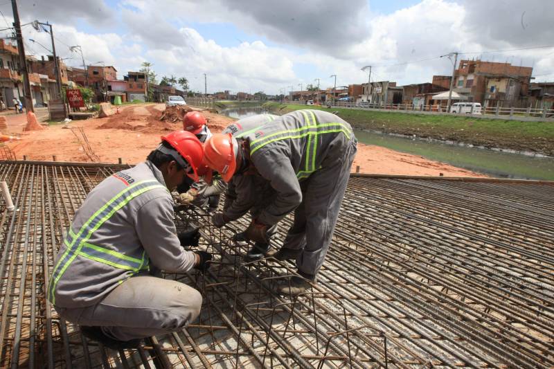 Onde antes havia lama e mato, foram abertas e pavimentadas duas grandes avenidas com cerca de 800 metros de extensão, nas duas margens do canal. A obra incluiu o alargamento do canal – com a drenagem, dragagem e limpeza –, instalação de tubulação de esgoto, construção de calçadas, ciclo faixas, muretas de proteção e ainda três pontes de concreto e uma passarela metálica. “No momento as equipes estão trabalhando na construção das novas pontes do Caraparu (foto) e da Brasília, que vão substituir as velhas pontes de madeira.
FOTO: RODOLFO OLIVEIRA / AG. PARÁ
DATA: 09.03.2018
BELÉM - PARÁ <div class='credito_fotos'>Foto: Thiago Gomes /Ag. Pará | <a href='/midias/2018/originais/88a2fd1d-70fd-4965-87af-b8fd475798d5.jpg' download><i class='fa-solid fa-download'></i> Download</a></div>