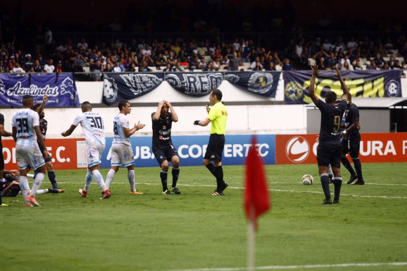 O Clube do Remo venceu o Paysandu por 2 a 1 na tarde deste domingo, partida realizada no Estádio Mangueirão, e largou na frente pelo título do Campeonato Paraense de 2018.
FOTO: THIAGO GOMES / AG. PARÁ
DATA: 01.04.2018
BELÉM - PARÁ <div class='credito_fotos'>Foto: Thiago Gomes /Ag. Pará | <a href='/midias/2018/originais/88a9473b-e7f1-4101-8ed8-3a3fbbd0ccab.jpg' download><i class='fa-solid fa-download'></i> Download</a></div>