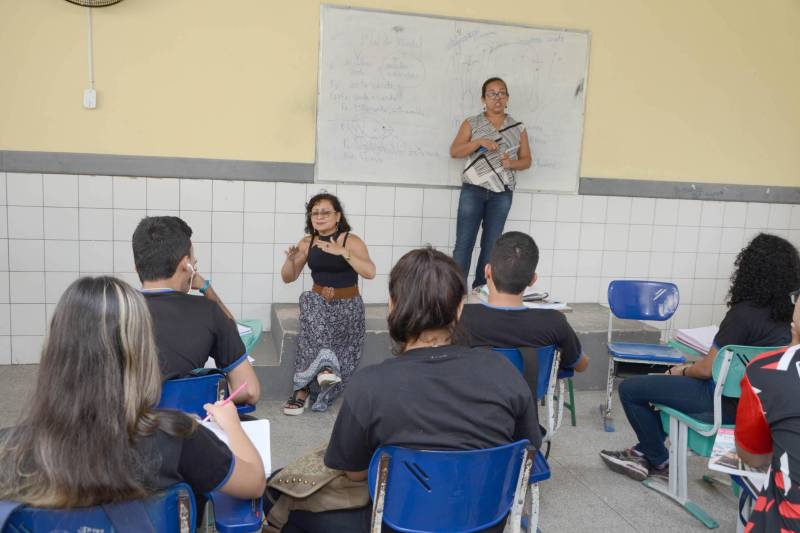 Dados do Plano Nacional de Qualificação, do Ministério do Trabalho e Previdência Social de 2016, apontam que, no Brasil, as mulheres são maioria nas escolas, universidades e cursos de qualificação e atualização profissional. Geny Ferreira (foto), que se formou para contar aos seus alunos como os fatos do passado desenham o presente e definem o futuro, desde 2008 deixou de ser apenas uma docente da rede pública estadual para ser um forte elo entre os professores de todas as disciplinas e os alunos surdos que precisam ser incluídos não só à turma na sala de aula, mas à sociedade.
FOTO: RAI PONTES / ASCOM SEDUC
DATA: 07.03.2018
BELÉM - PARÁ <div class='credito_fotos'>Foto: Rai Pontes/Ascom Seduc | <a href='/midias/2018/originais/88adf661-63b7-4ac3-86c5-e72cbdf14bda.jpg' download><i class='fa-solid fa-download'></i> Download</a></div>