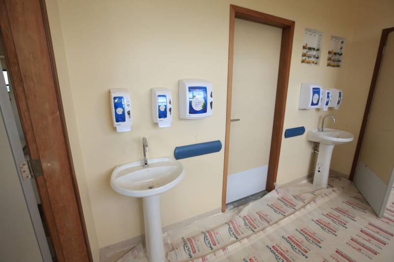 “A população de Itaituba vai contar com uma estrutura fora do comum em hospitais públicos do Brasil”. A afirmação é do engenheiro Gustavo Garoli, gerente geral da obra do Hospital Regional do Tapajós, no município de Itaituba, que está com a estrutura 95% concluída. O hospital que fica na região sudoeste do Estado deve beneficiar, além de cerca de 100 mil itaitubenses, moradores de nove municípios vizinhos.

FOTO: MÁCIO FERREIRA / AG. PARÁ
DATA: 19.12.2018
ITAITUBA - PARÁ <div class='credito_fotos'>Foto: MÁCIO FERREIRA/ AG. PARÁ   |   <a href='/midias/2018/originais/88b213af-7dc7-4817-bcde-140afe90cb9f.jpg' download><i class='fa-solid fa-download'></i> Download</a></div>