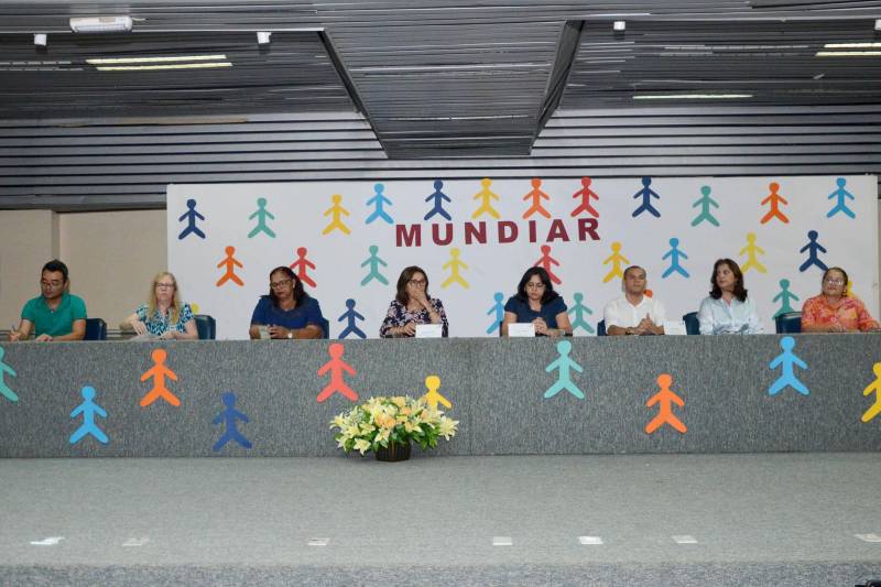 A Secretaria de Estado de Educação (Seduc) promove nesta terça (13) e quarta-feira (14), no auditório do Centro de Convenções Ismael Nery, do Centur, em Belém, a I Jornada Pedagógica do projeto Mundiar, que combate a distorção idade/ série no Pará. Dirigido a professores, técnicos, diretores e gestores de Unidades Seduc na Escola (USEs) e Unidades Regionais de Educação (UREs), o evento marca o início dos trabalhos em 2018 e os cinco anos de existência do programa na rede pública estadual. Ao longo desse período, cerca de 56 mil alunos foram atendidos em todo o Estado. A secretária adjunta de Planejamento e Gestão da Seduc, Mariléa Sanches, ressaltou a importância do projeto Mundiar para a rede. Parceria com a Fundação Roberto Marinho, no escopo do Pacto pela Educação, o projeto nasceu em 2014, quando as primeiras turmas do ensino médio e do fundamental foram formadas. “O Mundiar é uma das prioridades da Secretaria de Educação, pois sabemos que embora tenha havido, nos últimos anos, uma grande redução na distorção idade/ série no Estado, os índices ainda são preocupantes”, ressaltou.
FOTO: ELISEU DIAS / ASCOM SEDUC
DATA: 13.03.2018
BELÉM - PARÁ <div class='credito_fotos'>Foto: Eliseu Dias / Ascom Seduc | <a href='/midias/2018/originais/88b5a2dd-5ca5-4591-8d88-91e6c6aab64e.jpg' download><i class='fa-solid fa-download'></i> Download</a></div>