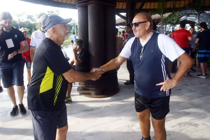 Uma reabertura feita a milhares de mãos. A fita inaugural colocada no inicio da trilha principal do Parque do Utinga foi rompida por mais de cinco mil pessoas ansiosas pelo inicio da caminhada, marcando o segundo dia da programação de reabertura do mais novo espaço paraense de lazer e interatividade com a natureza. Misturado aos populares, o governador Simão Jatene andou os quatro quilômetros que separam a entrada do parque ao seu ponto final, o Recanto da Volta.
FOTO: THIAGO GOMES / AG. PARÁ
DATA: 17.03.2018
BELÉM - PARÁ <div class='credito_fotos'>Foto: Thiago Gomes /Ag. Pará | <a href='/midias/2018/originais/88bea216-cf23-4673-bdda-0faaec572eef.jpg' download><i class='fa-solid fa-download'></i> Download</a></div>