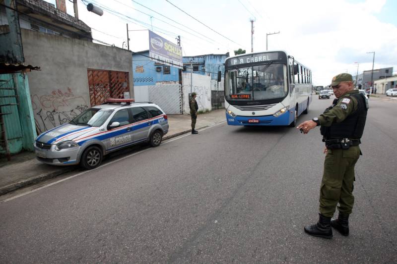 Militares do 1º Batalhão de Policiamento Militar (BPM) realizaram na manhã desta terça-feira, 15, a operação Ônibus Seguro, no bairro do Barreiro, em Belém. Quinze policiais em quatro viaturas, subordinados ao Comando de Policiamento da Capital, participaram da operação fazendo a abordagem e revista nos ônibus que circulam no perímetro, assim como a orientação aos usuários. Durante as duas horas da operação realizada nesta terça-feira, 15, pela manhã, na Pedro Álvares Cabral com Passagem Mirandinha (foto), nenhuma ocorrência foi registrada.

FOTO: THIAGO GOMES / AG. PARÁ
DATA: 15.05.2018
BELÉM - PARÁ <div class='credito_fotos'>Foto: Thiago Gomes /Ag. Pará   |   <a href='/midias/2018/originais/88bece0c-c840-4525-8b4e-fdc7a2f18796.jpg' download><i class='fa-solid fa-download'></i> Download</a></div>