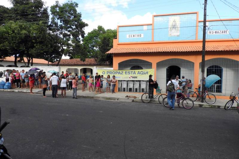 Começou nesta segunda-feira (19) e segue até o dia 21, no município de Augusto Corrêa, na Região do Salgado, as ações do Pro Paz Cidadania. Os atendimentos à população ocorreram em dois dias, simultaneamente, no Centro de Nazaré e no Instituto Casa da Fraternidade, no bairro Nazaré. Os moradores da cidade puderam solicitar a emissão de registro geral (RG), CPF, Certidão de Nascimento (1ª e 2ª via), Identidade Jovem (Id jovem) e Identidade de Nome Social, assim como aconselhamento jurídico. A maior procura é por RG e Certidão de Nascimento, justamente um dos focos da caravana que é reduzir os sub-registros.
FOTO: CARLOS SODRÉ / AG. PARÁ
DATA: 19.03.2018
AUGUSTO CORRÊA - PARÁ <div class='credito_fotos'>Foto: Carlos Sodré/Agência Pará | <a href='/midias/2018/originais/88bf4b98-a8a9-4da0-9719-00f4bbeaf38b.jpg' download><i class='fa-solid fa-download'></i> Download</a></div>