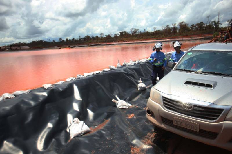 Iniciou neste sábado, 24, o prazo que o Governo do Estado deu para que a empresa de alumínio Hydro Alunorte adote procedimentos e mecanismos seguros ambientalmente, a fim de que as bacias de resíduos da empresa baixem os níveis em pelo menos um metro – o que é definido tecnicamente como padrão de segurança com comprovação permanente da redução e manutenção dos níveis. Uma equipe de fiscalização da Secretaria de Estado de Meio Ambiente e Sustentabilidade (Semas) está no município para fazer o monitoramento dos níveis das bacias do sistema de tratamento dos rejeitos da Bauxita. "Vamos montar equipes para, de duas em duas horas, avaliar o nível das bacias. Em caso de chuva o monitoramento será feito de uma em uma hora", explicou Rejiane Santos, geóloga da Diretoria de Licenciamento Ambiental da Semas.
FOTO: IGOR BRANDÃO / AG PARÁ
DATA: 24.02.2018
BELÉM - PARÁ <div class='credito_fotos'>Foto: IGOR BRANDÃO / AG. PARÁ | <a href='/midias/2018/originais/88bfc4b7-da0f-4466-89b8-376f9596a488.jpg' download><i class='fa-solid fa-download'></i> Download</a></div>