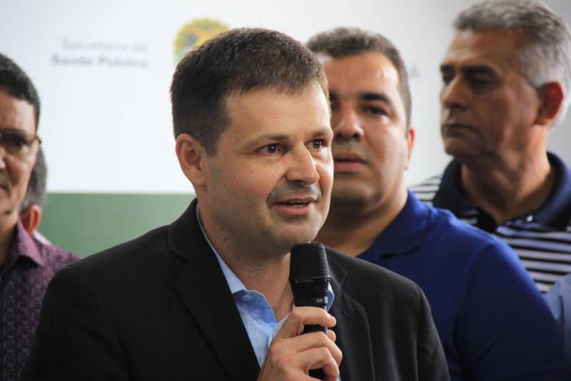 Hospital Regional de Marabá amplia serviço para atender pacientes com insuficiência renal Neste sábado, 8/12, o serviço de hemodiálise foi ampliado no sudeste do Pará, com a entrega do primeiro bloco do projeto de reforma e ampliação do Hospital Regional do Sudeste do Pará - Dr. Geraldo Veloso (HRSP), em Marabá (PA). Com mais de 900 metros quadrados construídos, três andares e mais de R$ 5 milhões investidos em sua construção e aquisição de equipamentos, o prédio abrigará além de 20 máquinas de hemodiálise, a área administrativa e o Centro de Ensino e Pesquisa, o que amplia a vocação da Unidade que passa a ser um centro formador de profissionais da saúde na região. A cerimônia de entrega reuniu autoridades como o secretário de Estado de Saúde Pública do Pará, Vitor Mateus, o prefeito de Marabá, Sebastião Miranda Filho, o presidente da Câmara Municipal de Marabá, Pedro Corrêa, o diretor Operacional da Pró-Saúde Associação Beneficente de Assistência Social e Hospitalar no Pará, Rogério Kuntz, e o diretor Hospitalar da Unidade, Valdemir Girato (ao microfone), além de representantes dos 22 municípios de abrangência do Hospital. 

FOTO: RODOLFO OLIVEIRA / AG. PARÁ
DATA: 08.12.2018
MARABÁ - PARÁ <div class='credito_fotos'>Foto: Rodolfo Oliveira/Ag. Pará   |   <a href='/midias/2018/originais/88bffe52-a232-414e-904e-9a5077208210.jpg' download><i class='fa-solid fa-download'></i> Download</a></div>