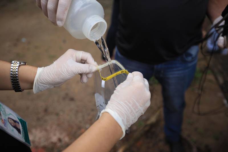 As ações do governo do Estado são imediatas no município de Barcarena, mais especificamente nas comunidades Bom Futuro e Vila Nova, localizadas na área das bacias de rejeitos da Hydro. A primeira medida é a coleta da água dos poços artesianos, para verificar se está própria para o consumo humano. Nesta sexta-feira (23), técnicos do Laboratório Central do Estado (Lacen) começaram o trabalho, que faz parte do conjunto de ações do grupo de trabalho montado pelo governo depois que o Instituto Evandro Chagas confirmou a contaminação da área.
FOTO: MÁCIO FERREIRA / AG. PARÁ
DATA: 23.02.2018
BARCARENA - PARÁ <div class='credito_fotos'>Foto: MÁCIO FERREIRA/ AG. PARÁ | <a href='/midias/2018/originais/88c66948-fc9d-480f-bac3-9b816a9d1f9f.jpg' download><i class='fa-solid fa-download'></i> Download</a></div>